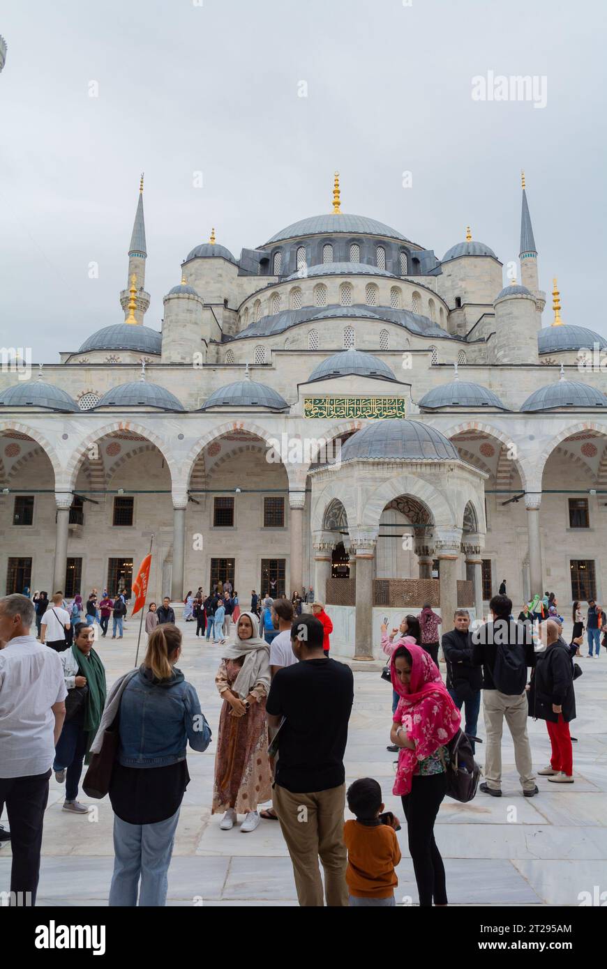 Istanbul, Türkei, Touristen besuchen die Blaue Moschee, auch bekannt als Sultan Ahmed Moschee (türkisch Sultan Ahmet Camii). Stockfoto