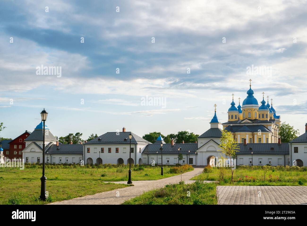 Konevsky-Kloster auf der Insel Konevets am Ladoga-See, Russland. Blick auf den zentralen Eingang des Klosters von der Seite des Waldes. Stockfoto