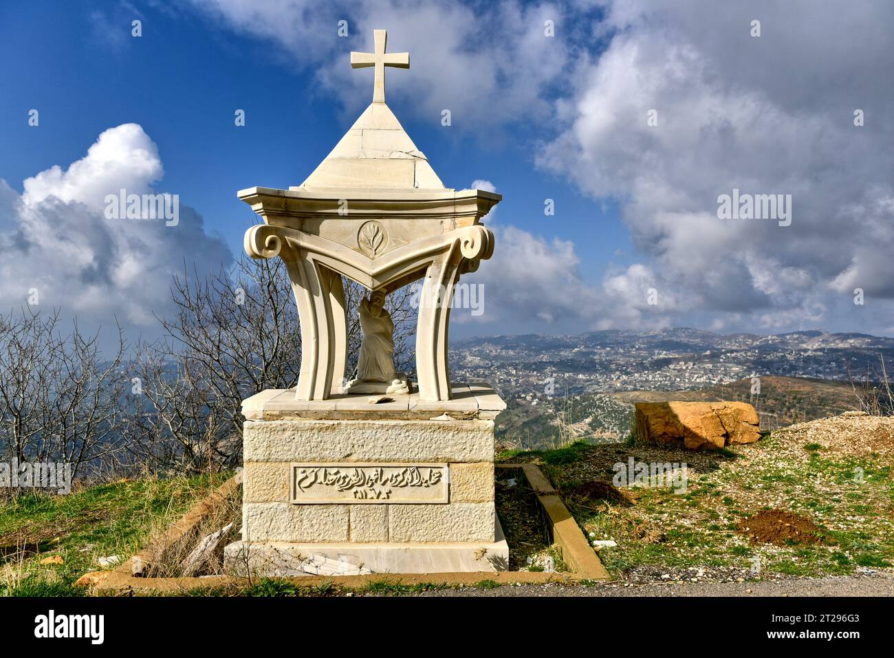 Ein chiristischer Schrein mit arabischen Inschriften an der Seite einer Bergstraße in der Nähe von Laqlouq, Libanon Governate, Libanon. Dezember 2022 Stockfoto