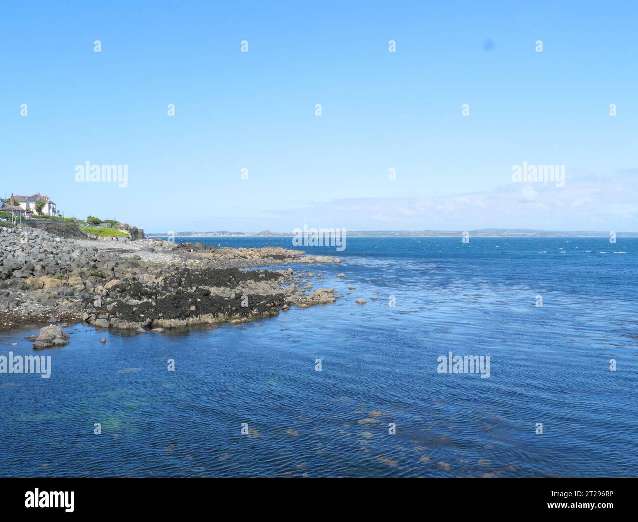 Blick von Moushole auf das blaue Meer der Küste Cornwalls und Saint Michael's Mount in Cornwall England Stockfoto