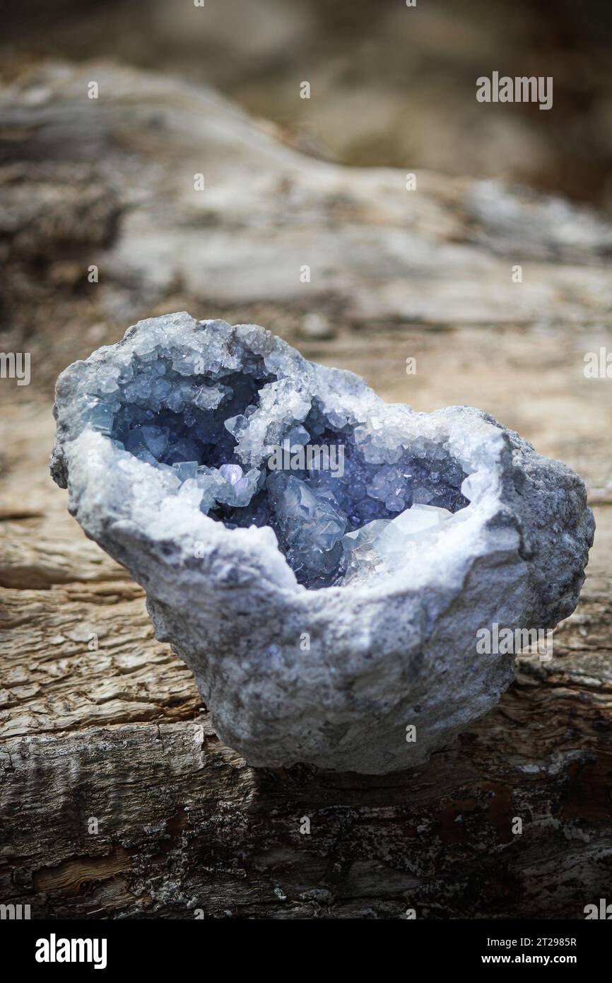 Wunderschöne Kristall-Geode der celestine (Celestit) Stockfoto