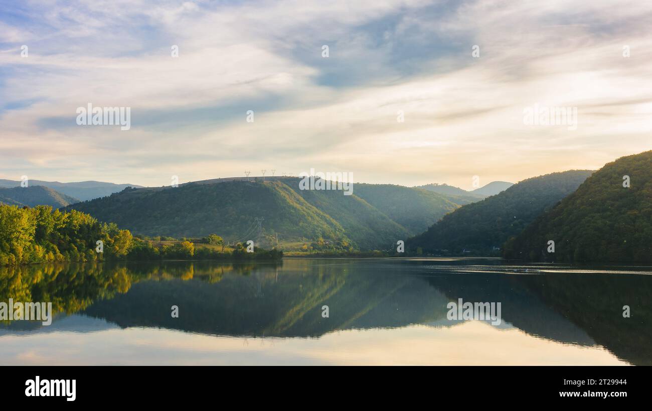 Berglandschaft mit See bei Sonnenuntergang. Wunderschöner Naturhintergrund im Abendlicht. rumänien, Kreis cluj Stockfoto