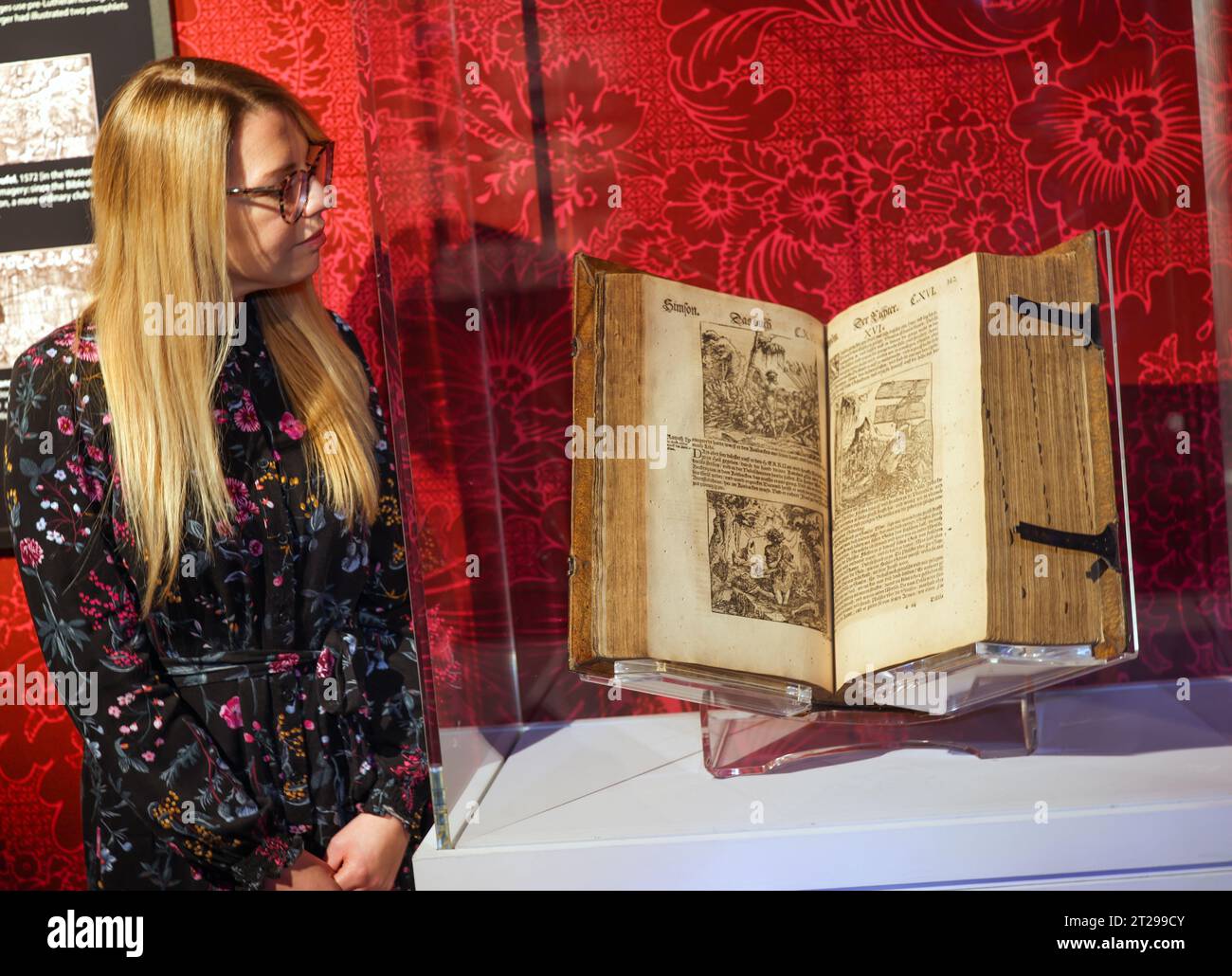 Strawberry Hill Richmond upon Thames 18. Oktober 2023 Hans Lufft Bible: Prälutherische Ikonographie die meisten Holzschnitte für das Alte Testament dieser Bibel wurden 1536 von GEORG LEMBERGER produziert, nur zwei Jahre nach der ersten Veröffentlichung von Luthers vollständiger Bibel mit Cranachs Illustrationen. Hans Lufft veröffentlichte sie erstmals 1540, wurde aber von Luther abgelehnt und verschwand elf Jahre lang. Sie tauchten erst nach Luthers Tod wieder auf, genau in der hier gezeigten Ausgabe. Quelle: Paul Quezada-Neiman/Alamy Live News Stockfoto