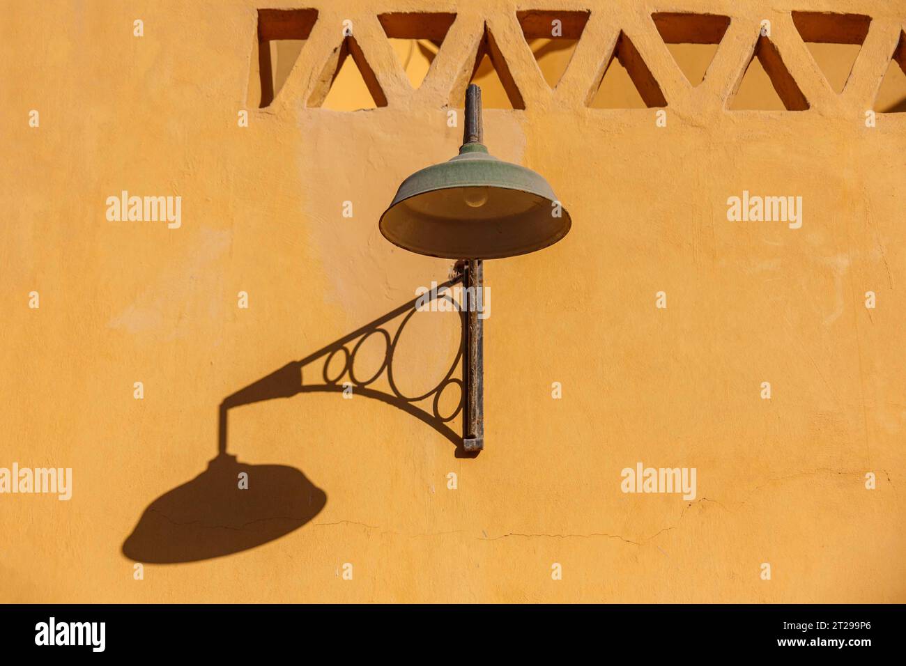 Laterne mit Schatten an einer Hauswand, El Gouna, Ägypten Stockfoto