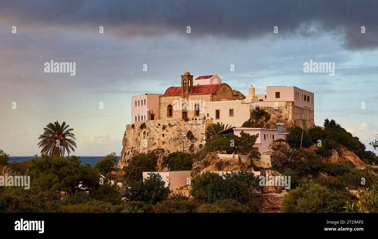 Abendlicht, Chrissoskalitissa Kloster, Feslen Kloster, Palme, bewölkter blauer Himmel, Südwestspitze, Provinz Chania, Kreta, Griechenland Stockfoto