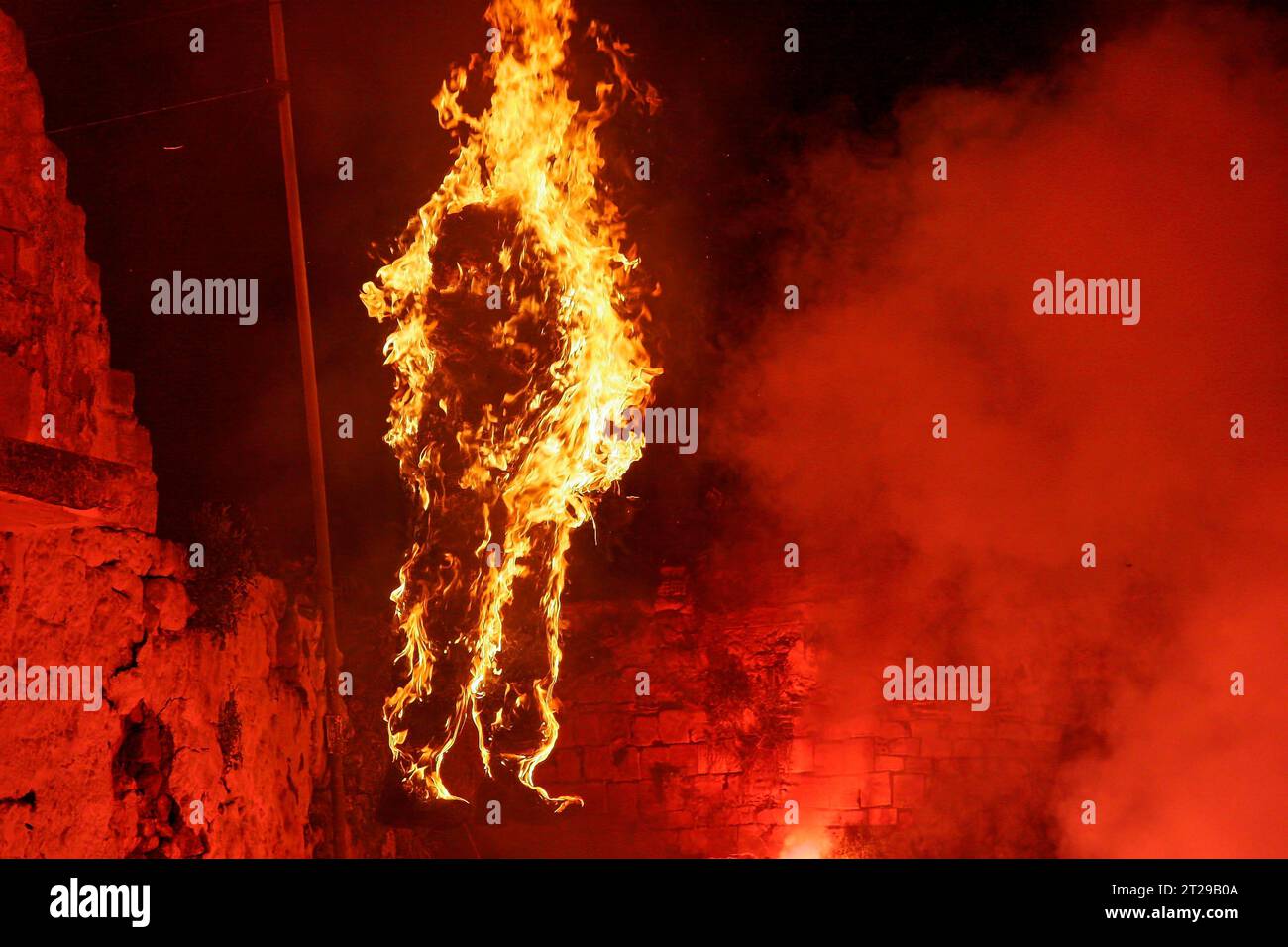 Ostern, Feuer, brennende hängende Puppe, Judas, Kissamos, Provinz Chania, Kreta, Griechenland Stockfoto Ostern, Feuer, brennende hängende Puppe, Judas, Kissamos, Provinz Chania, Kreta, Griechenland Stockfoto