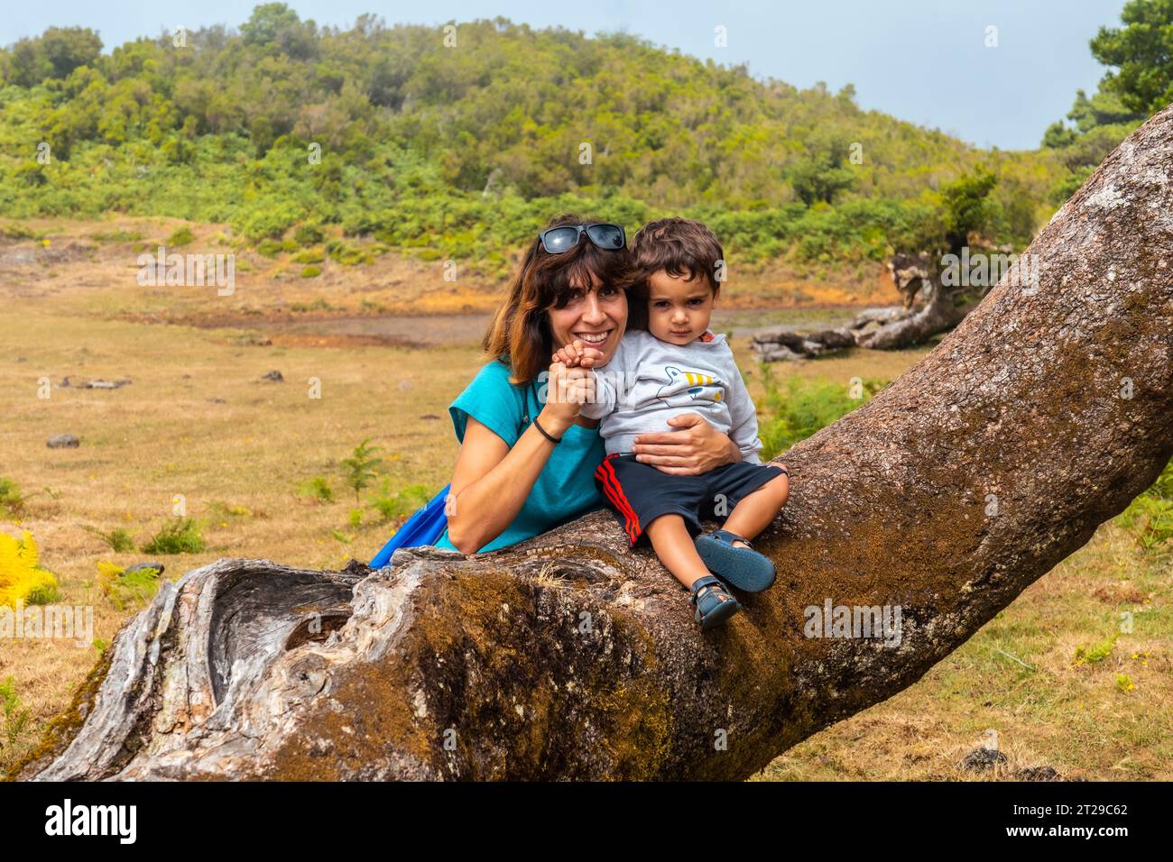 Fanalwald auf Madeira, tausendjährige Lorbeerbäume, Porträt einer Mutter mit ihrem Sohn Stockfoto