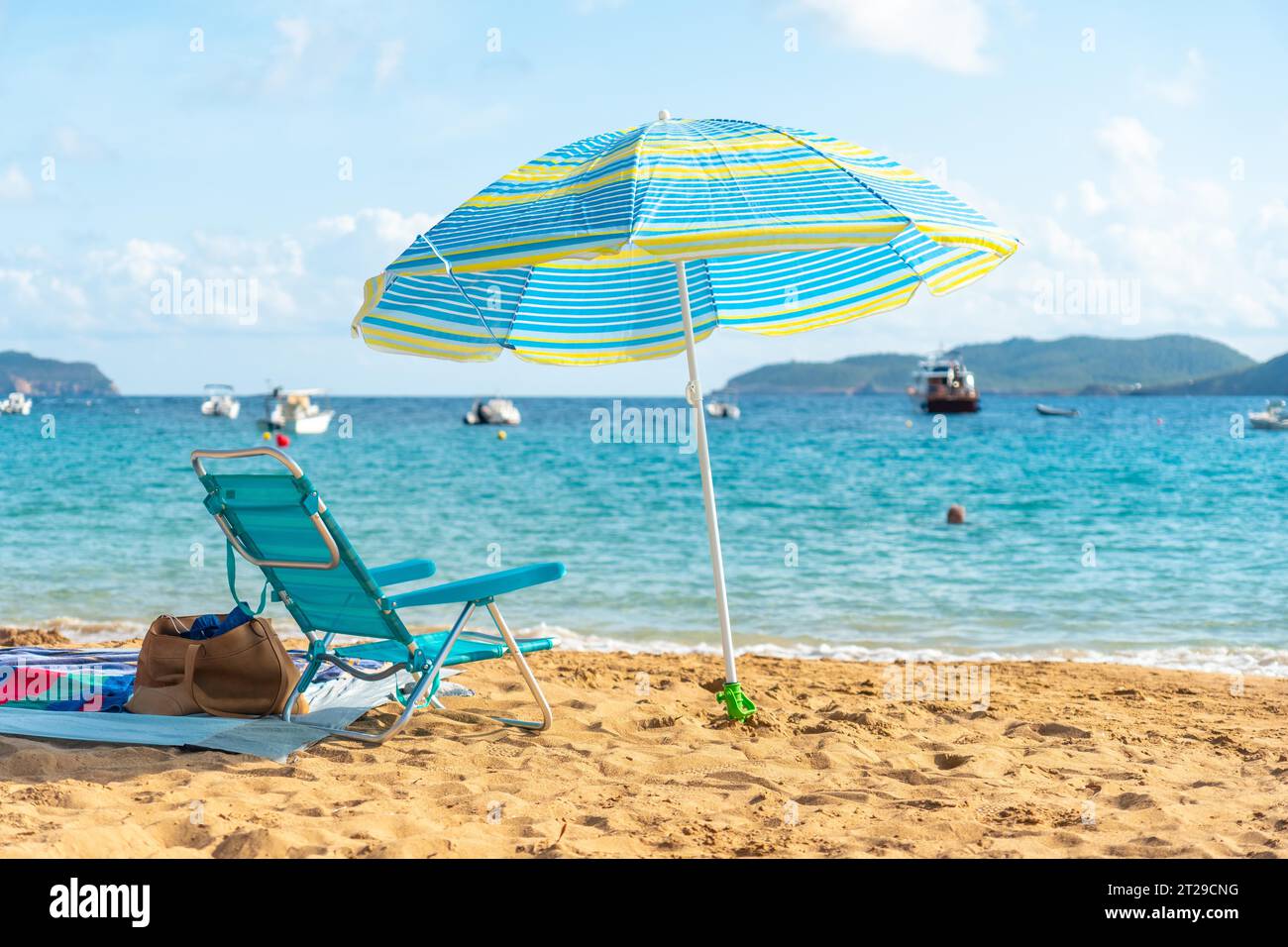 Paradiesischer Strandschirm, Sommerurlaubskonzept. Ruhe, Ruhe, Entspannung Stockfoto