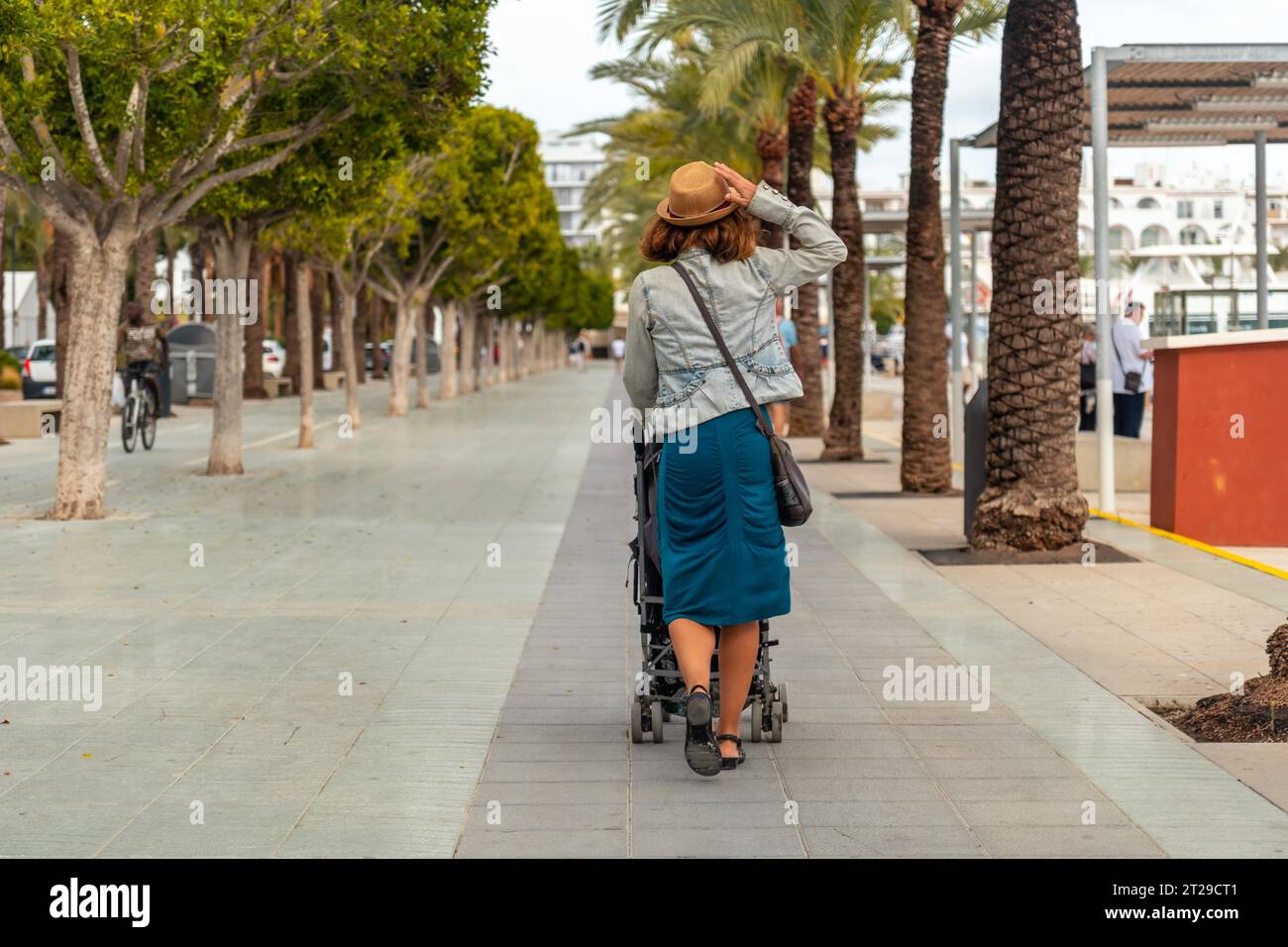 Eine Mutter mit ihrer Tochter im Palmenpark in San Antonio Abad im Hafen auf Ibiza Island. Balearen Stockfoto
