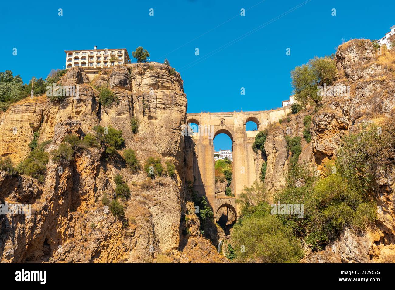 Schöner neuer Aussichtspunkt auf die Brücke der Provinz Ronda in Malaga, Andalusien Stockfoto