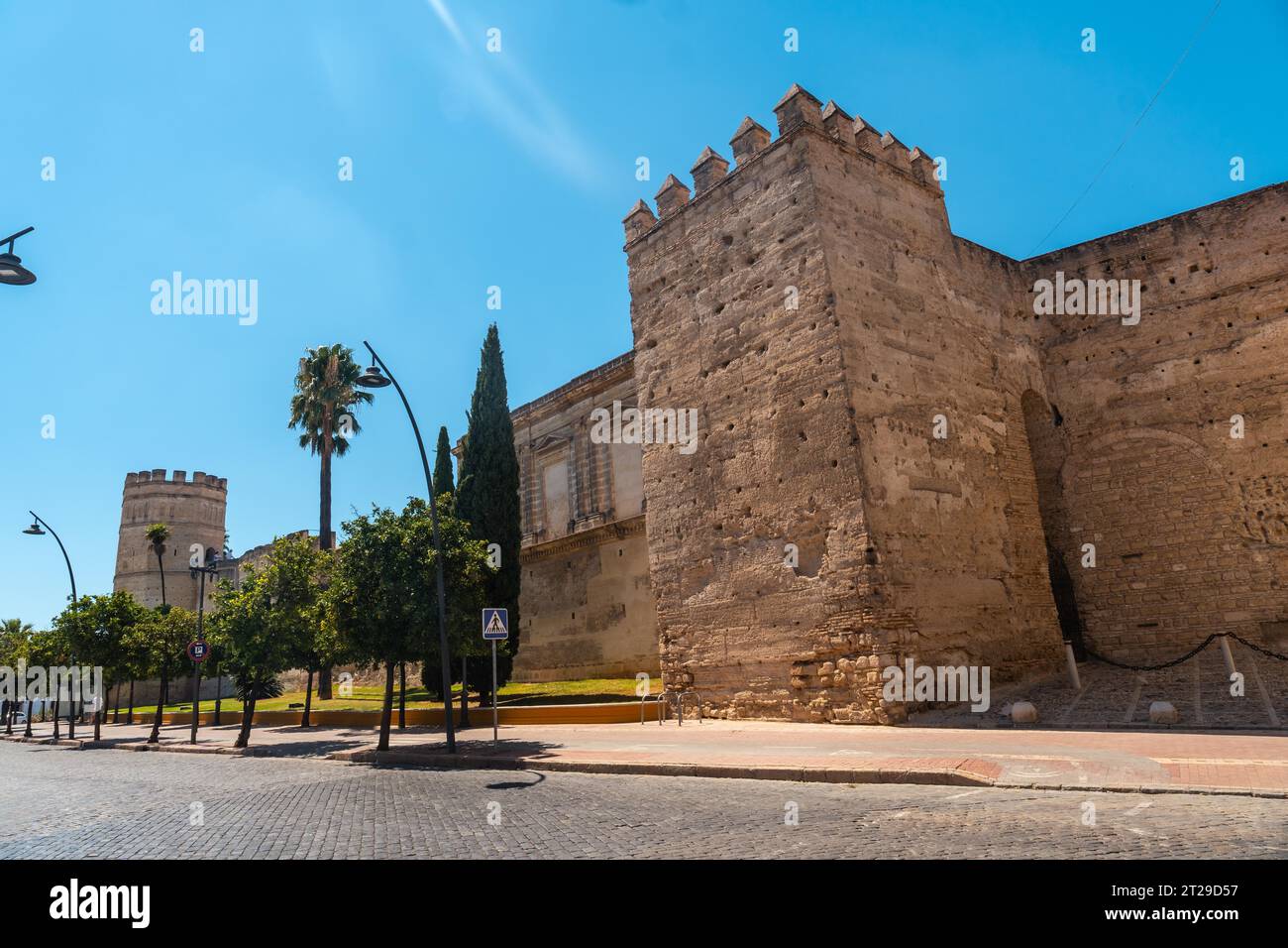 Befestigte Alcazar aus Almohad, Bevölkerung von Jerez de la Frontera in Cadiz, Andalusien Stockfoto