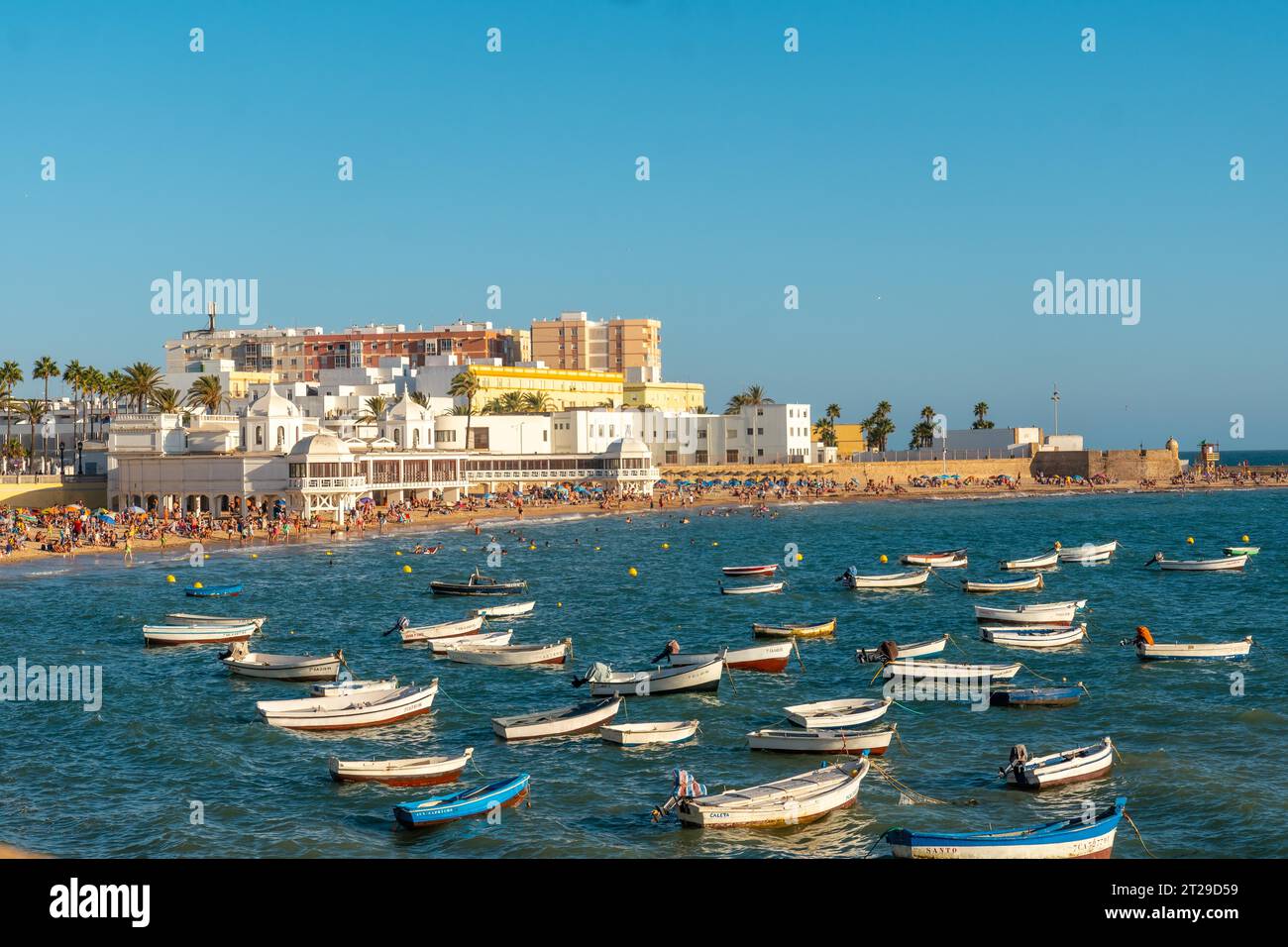 La Caleta Strand voller Tourismus im Sommer Sonnenuntergang der Stadt Cadiz. Andalusien Stockfoto