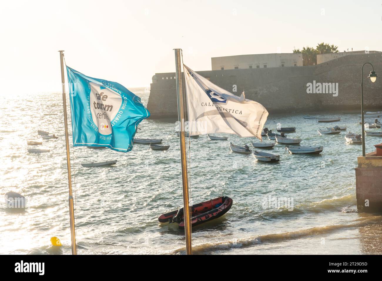 Hochwertiges Wasser am Strand La Caleta in der Stadt Cadiz. Andalusien Stockfoto