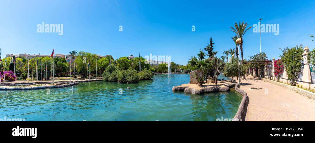 Panoramablick auf den wunderschönen See im Zentrum der Stadt im Parque de las Naciones in der Stadt Torrevieja, Alicante, Mittelmeer. Stockfoto