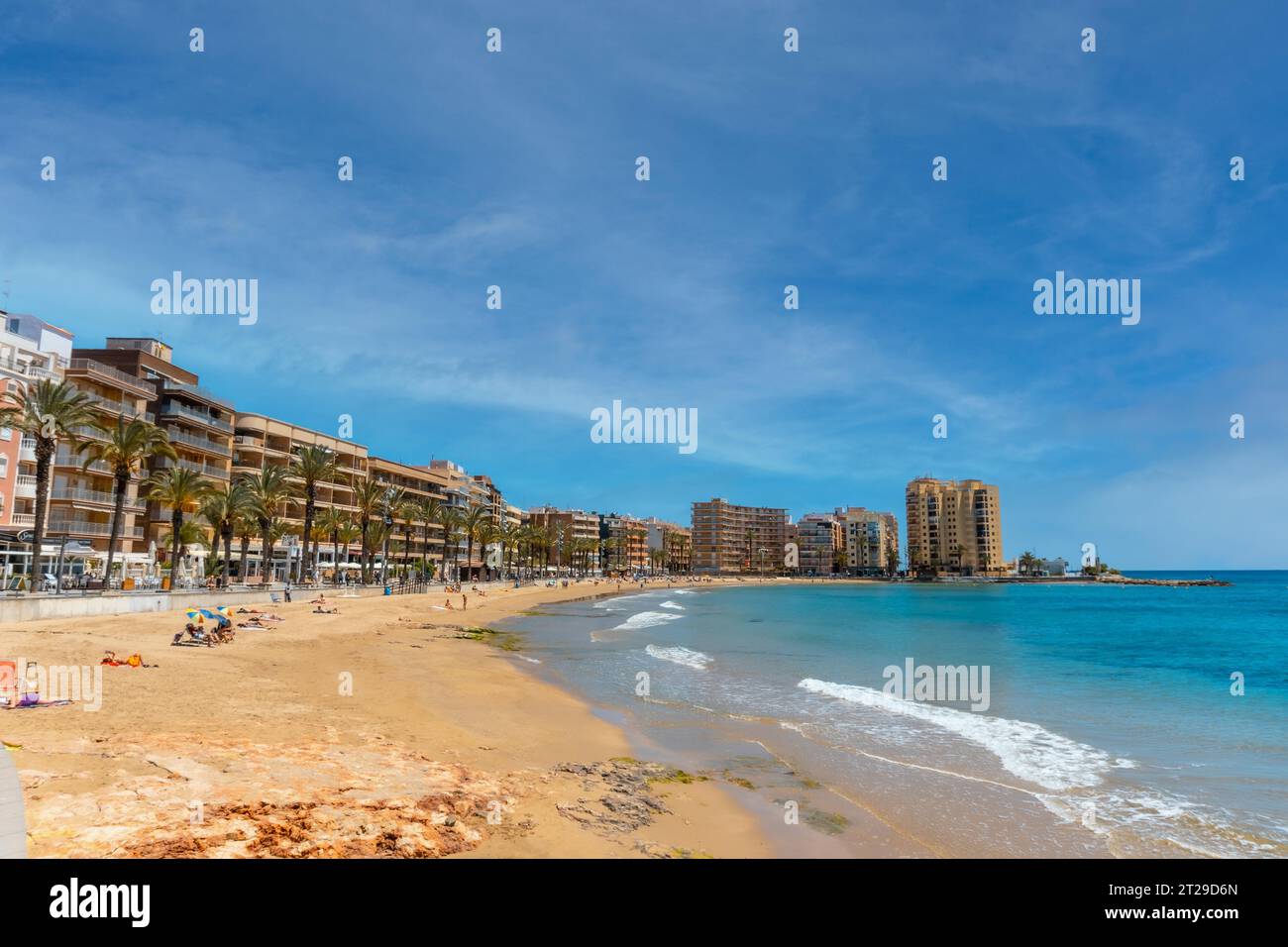 Playa del Cura in der Küstenstadt Torrevieja, Alicante, Valencianische Gemeinde. Spanien, Mittelmeer Stockfoto