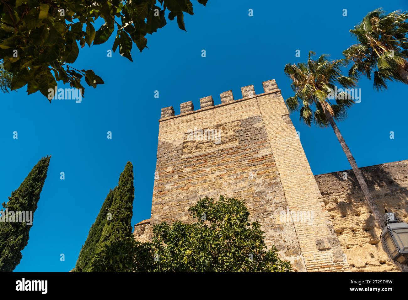 Fassade des befestigten Alcazar aus Almohad, Bevölkerung von Jerez de la Frontera in Cadiz, Andalusien Stockfoto