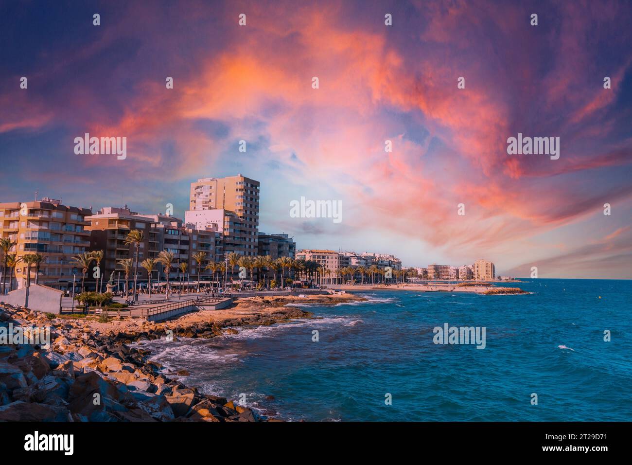 Ein wunderschöner Sonnenuntergang in der Küstenstadt Torrevieja, Alicante, Valencia. Spanien, Mittelmeer Stockfoto