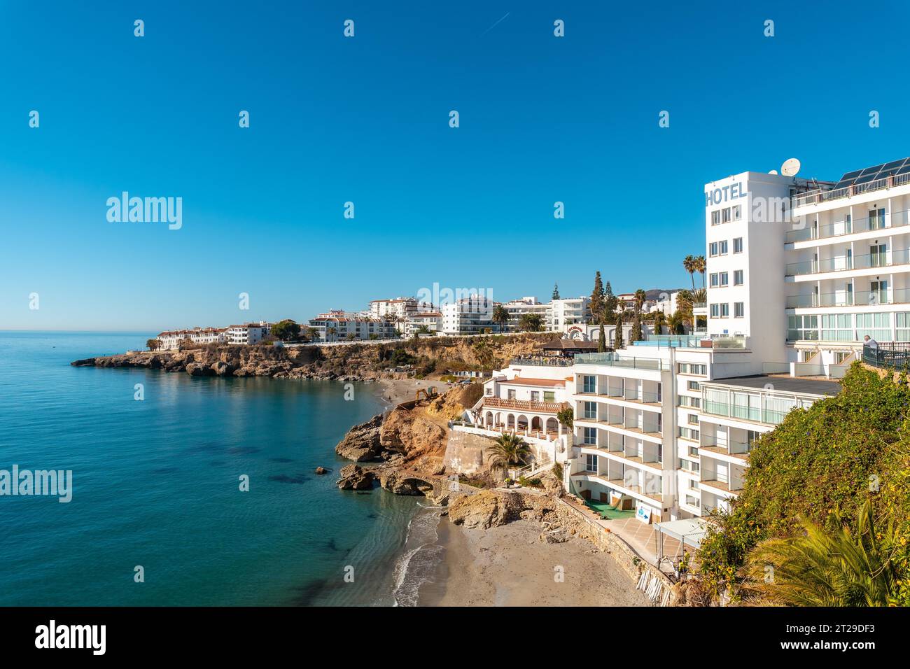 Playa el Salon in der Stadt Nerja, Andalusien. Spanien. Costa del sol im Mittelmeer Stockfoto