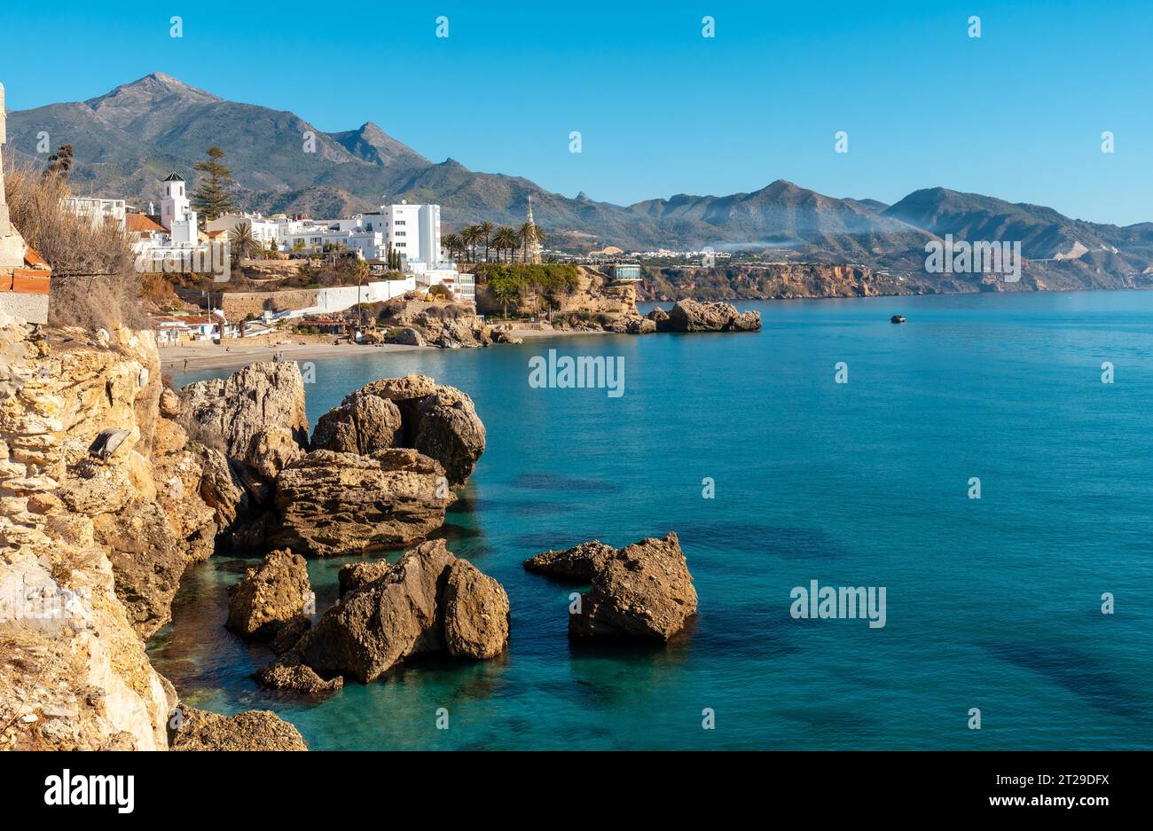 Strand La Caletilla und Strand Calahonda in der Stadt Nerja, Andalusien. Spanien. Costa del sol im Mittelmeer Stockfoto