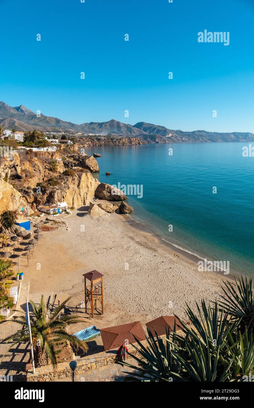 Calahonda Strand in der Stadt Nerja an einem Frühlingsnachmittag, Andalusien. Spanien. Costa del sol im Mittelmeer Stockfoto
