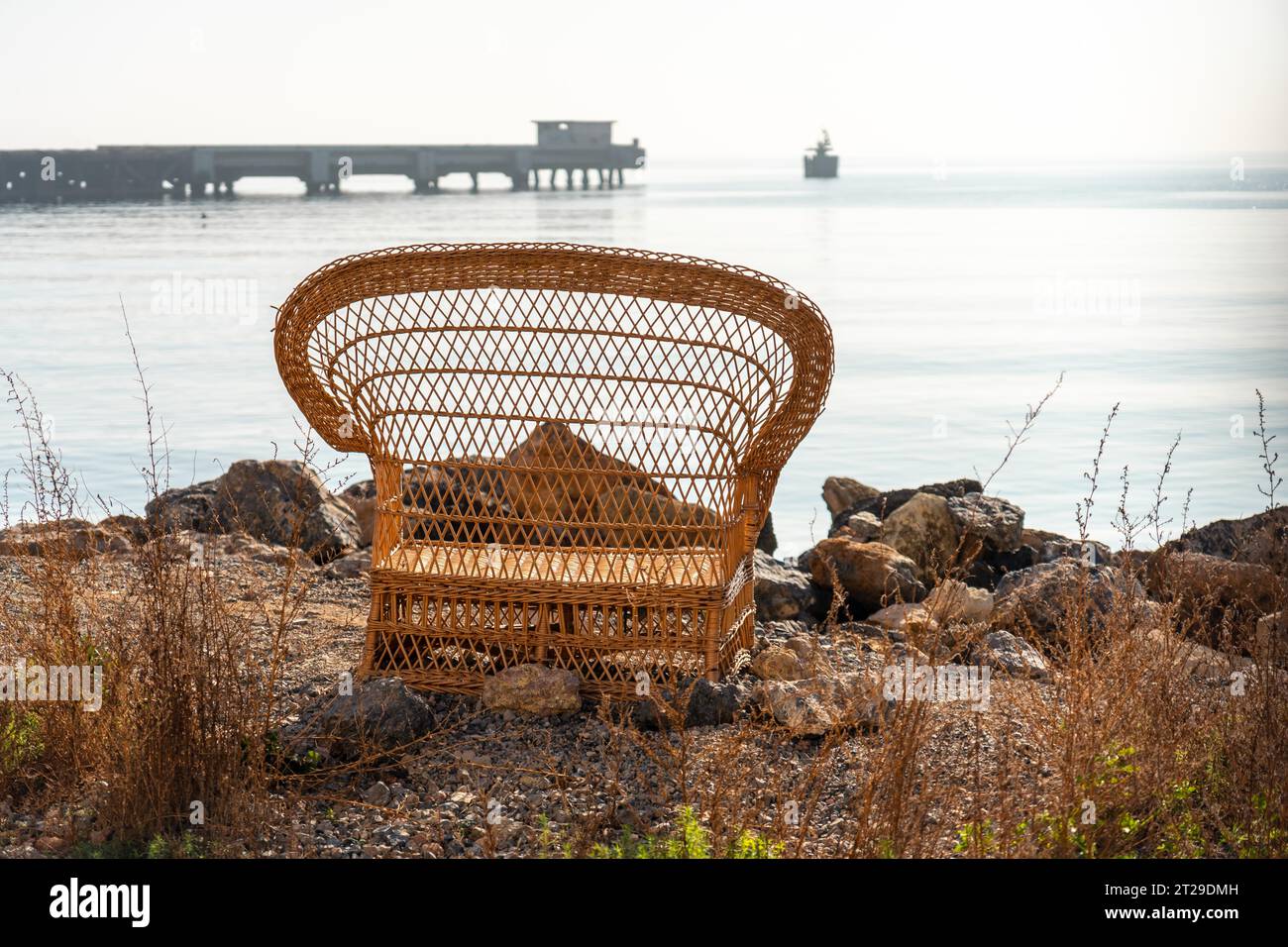 Ein Stuhl am Meer im Almadrabillas Park in der Stadt Almeria, Andalusien. Spanien. Costa del sol im mittelmeer Stockfoto