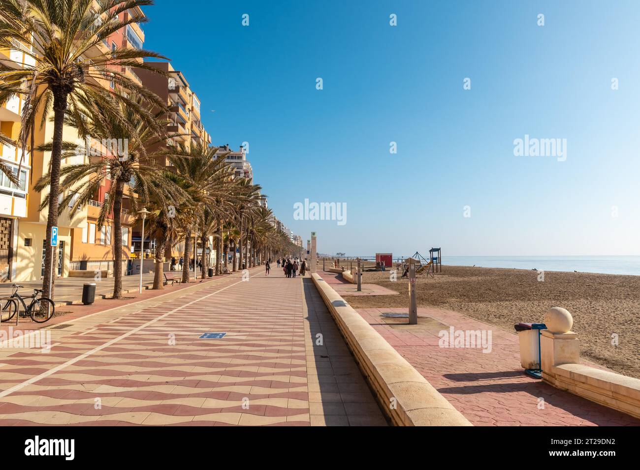 Promenade in Playa de San Miguel in der Stadt Almeria, Andalusien. Spanien. Costa del sol im mittelmeer Stockfoto