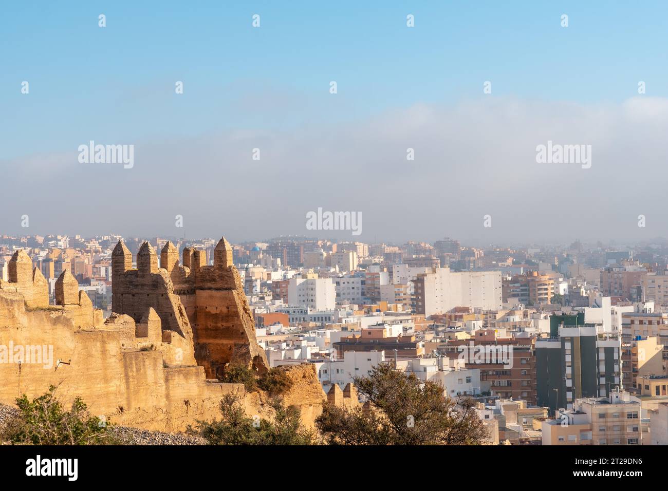 Jairan Mauer und die Alcazaba die Stadt Almeria, Andalusien. Spanien. Costa del sol im mittelmeer Stockfoto