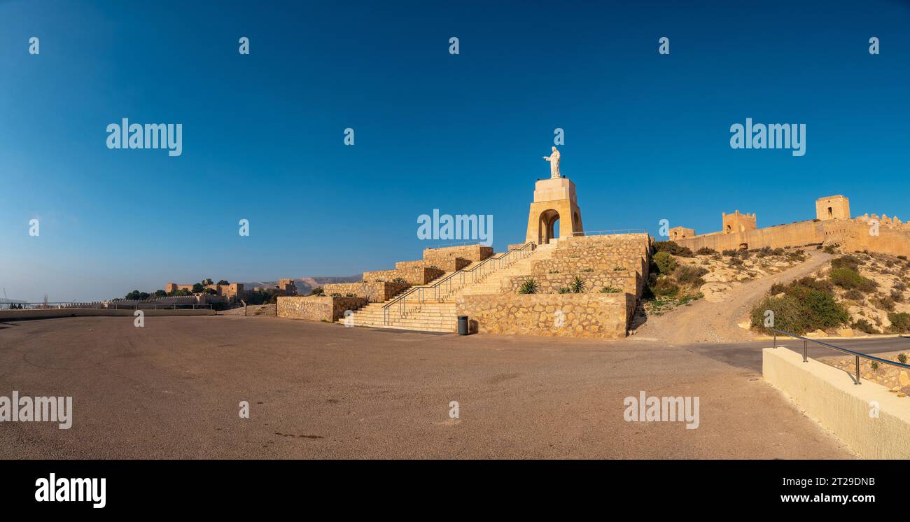 Panoramablick auf den Aussichtspunkt Cerro San Cristobal in der Stadt Almeria, Andalusien. Spanien. Costa del sol im mittelmeer Stockfoto