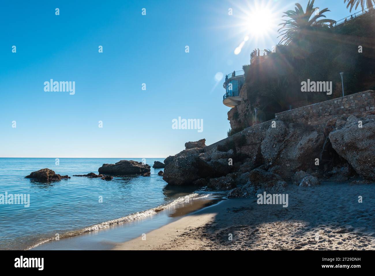 Das Meer in den kleinen Buchten am Strand Calahonda in der Stadt Nerja, Andalusien. Spanien. Costa del sol im mittelmeer Stockfoto