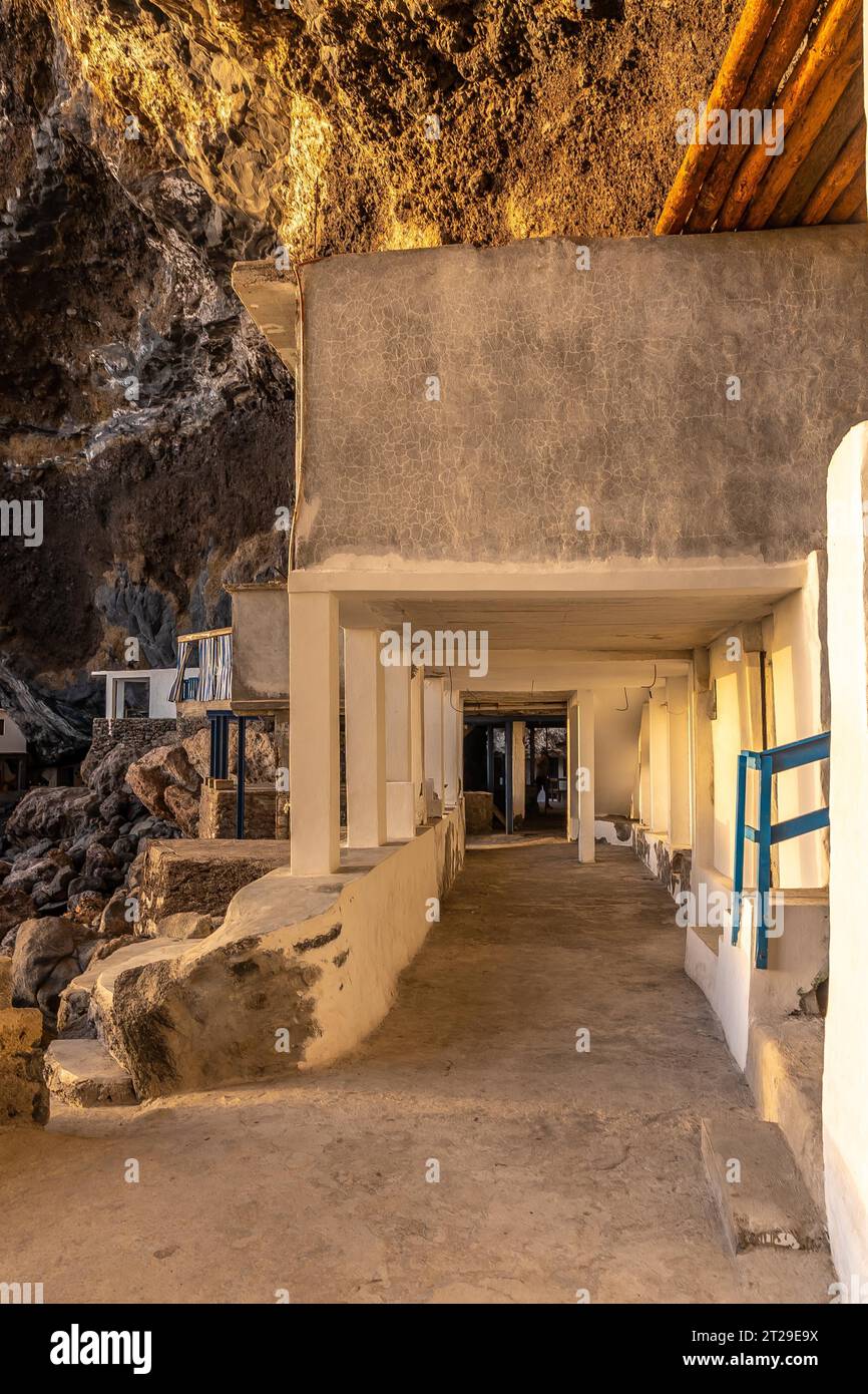 Weiße Häuser in der Höhle der Stadt Poris de Candelaria an der Nordwestküste der Insel La Palma, Kanarische Inseln. Spanien Stockfoto