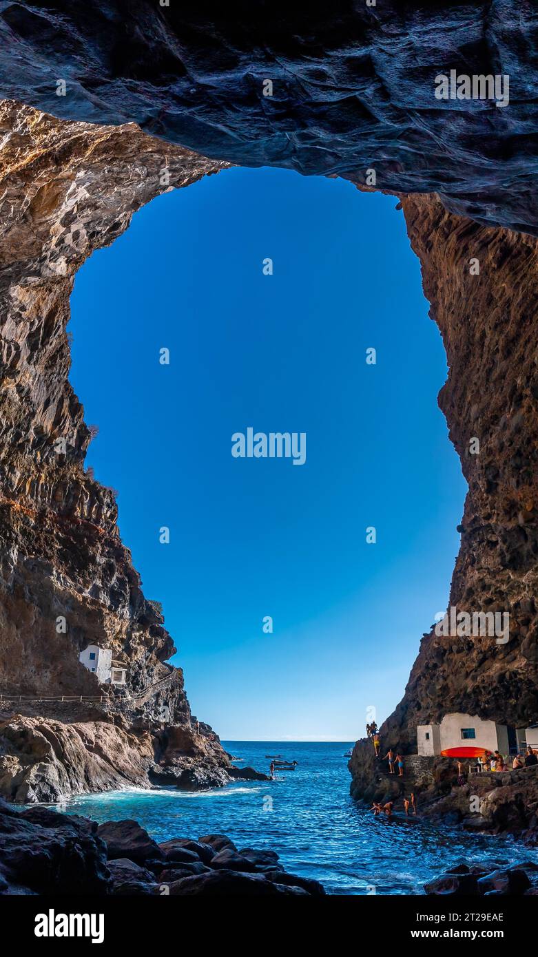 Panoramablick aus dem spektakulären Inneren der Höhle der Stadt Poris de Candelaria an der Nordwestküste der Insel La Palma, Kanarische Inseln Stockfoto