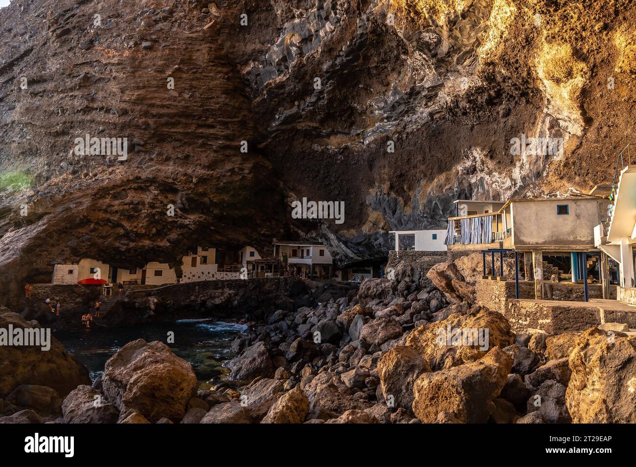 Weiße Häuser in der Höhle der Stadt Poris de Candelaria an der Nordwestküste der Insel La Palma, Kanarische Inseln. Spanien Stockfoto