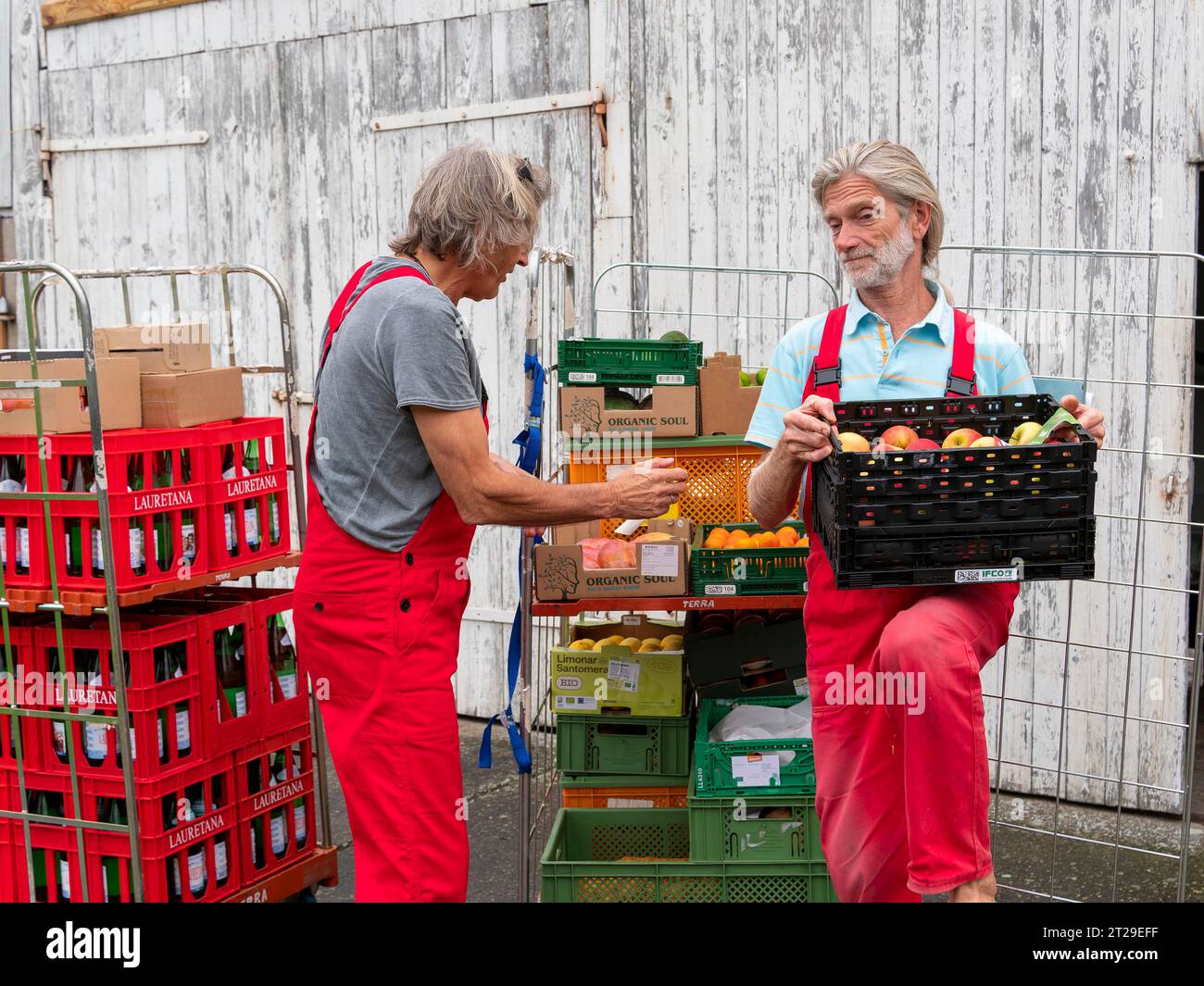 Lieferung im Bio-Handel, Männer Entladewagen vor dem Lager, Bio-Obstboxen, Versorgung Einzelhandel, Deutschland Stockfoto