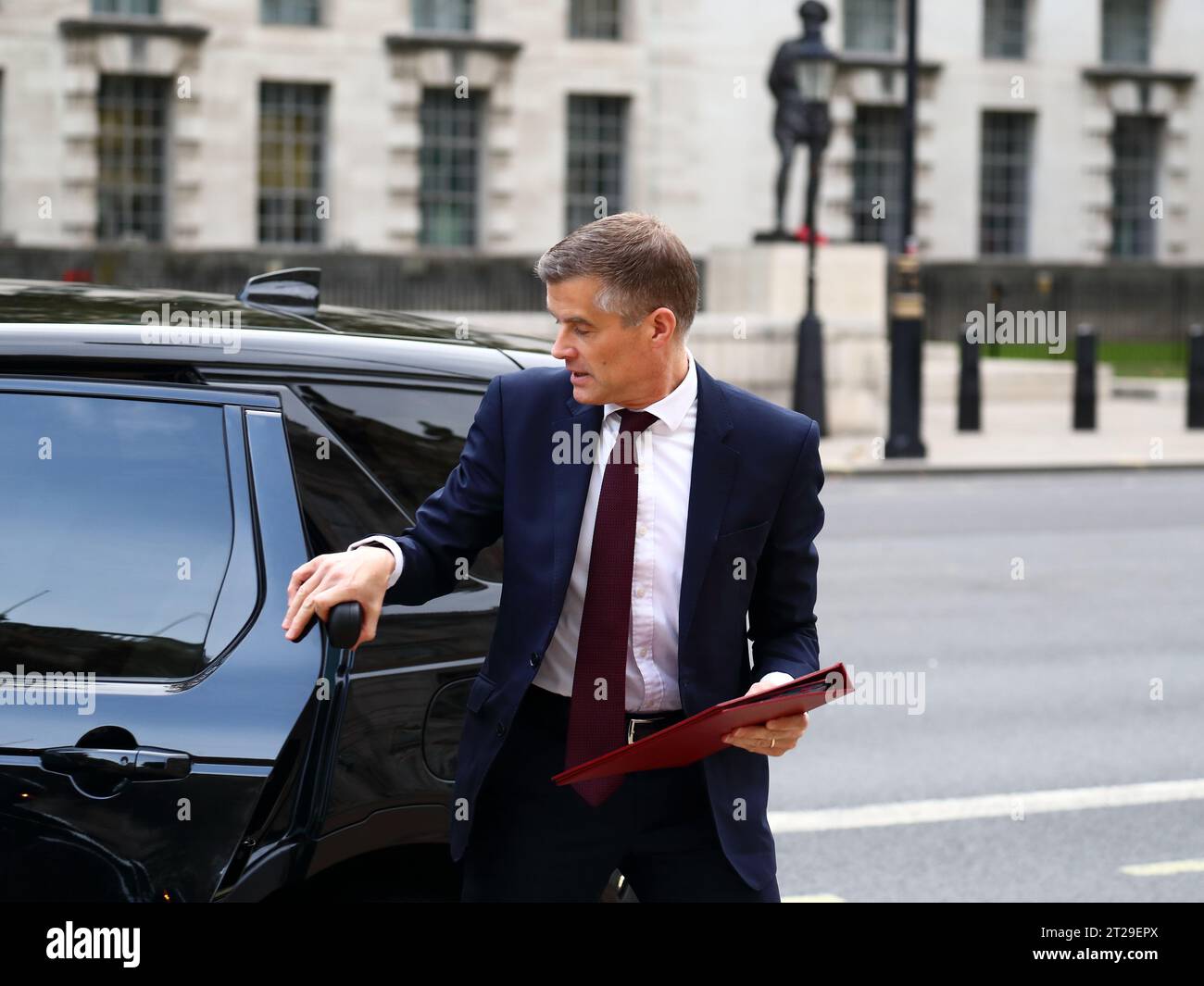 London, Vereinigtes Königreich. Oktober 2023. Mark Harper, Staatssekretär für Verkehr, kommt zur Kabinettssitzung im Kabinettsbüro an. Stockfoto