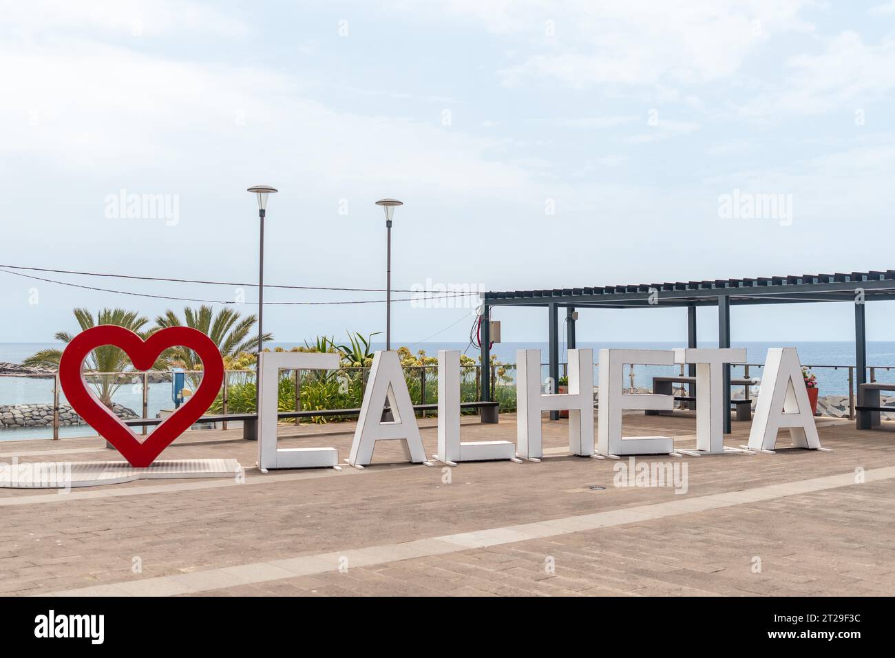 Praia da Calheta im Sommer, Buchstaben des Namens der Stadt an der Küste, Madeira. Portugal Stockfoto
