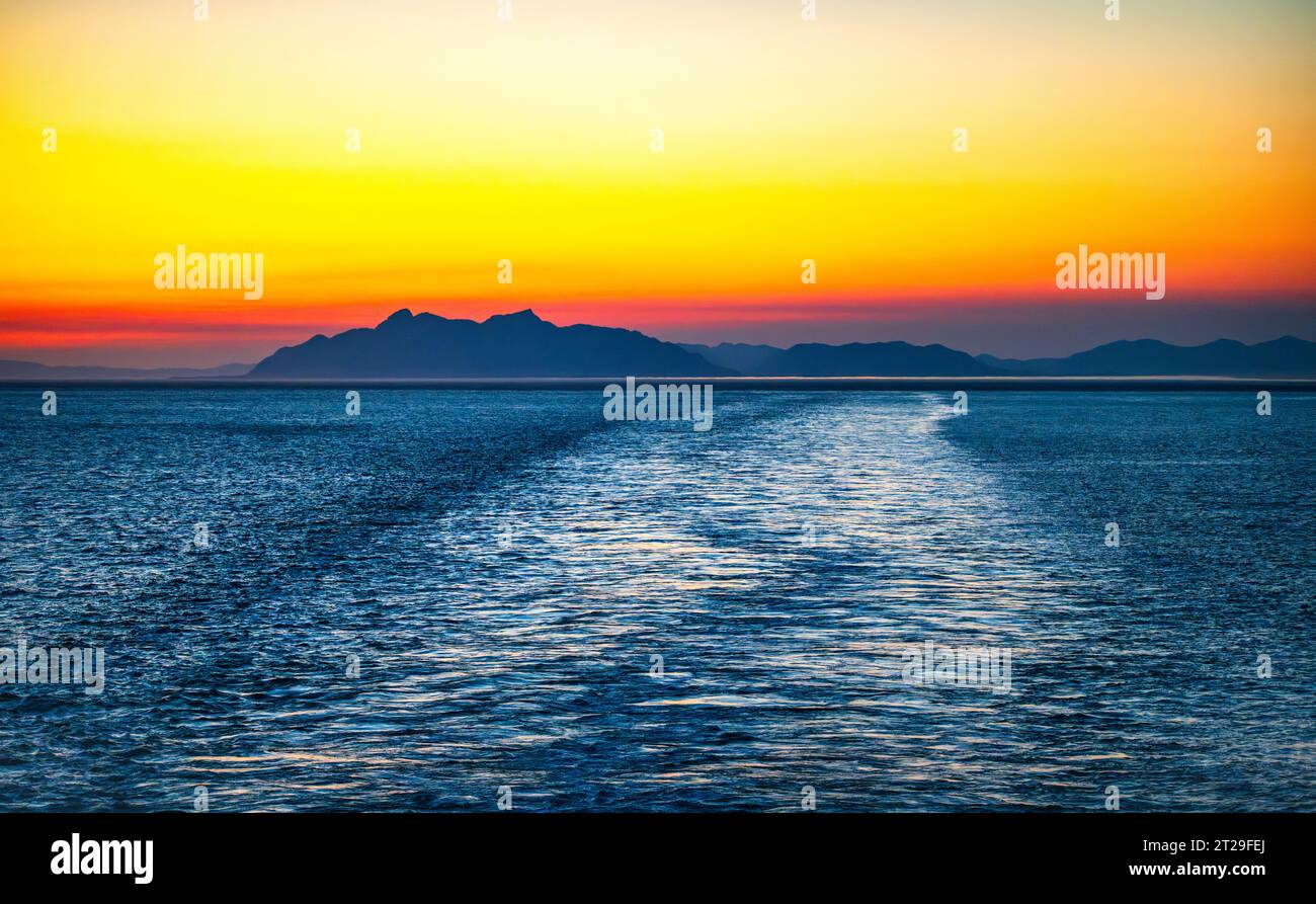 Sie fahren in der Abenddämmerung nach Süden von einem Besuch der Glacier Bay, Alaska, USA. Stockfoto