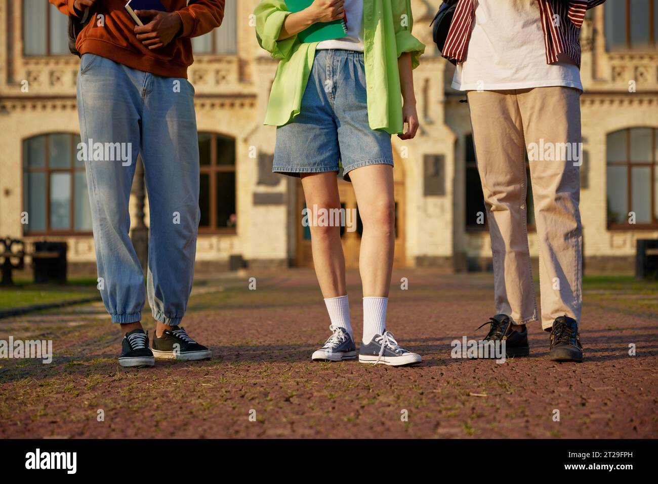 Gruppe intelligenter Studenten, die draußen auf dem Campus stehen Stockfoto