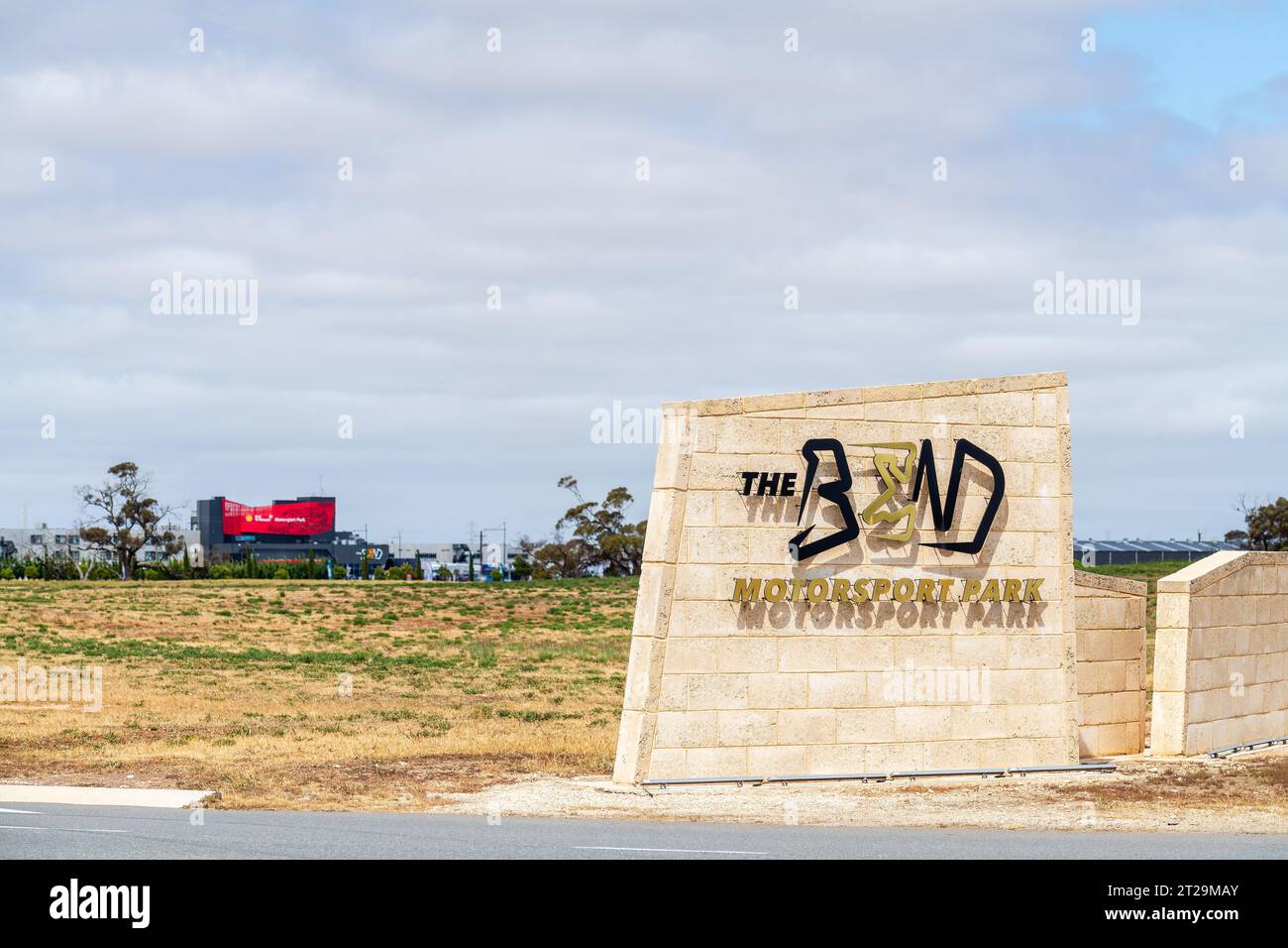 Tailem Bend, Südaustralien - 13. Oktober 2023: Das Haupteingangsschild des Bend Shell V-Power Motorsport Park an einem hellen Tag von der Autobahn aus gesehen Stockfoto
