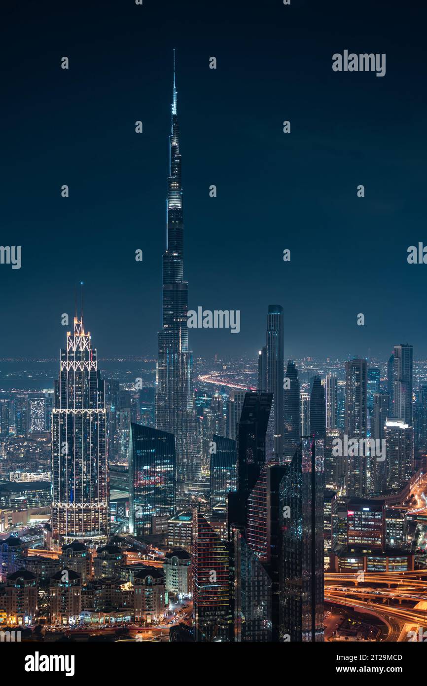 Futuristische Skyline von Dubai mit dem berühmten Burj Khalifa-Gebäude, beleuchtet bei Nacht in Dubai, Vereinigte Arabische Emirate (VAE). Stockfoto