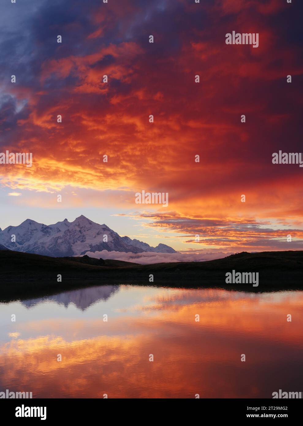 Atemberaubendes Bild der fantastischen Seen Koruldi am Fuße des Mt. Ushba. Dramatische Morgenszene. Lage Place Upper Svaneti, Mestia, Georgien, Europa. Stockfoto