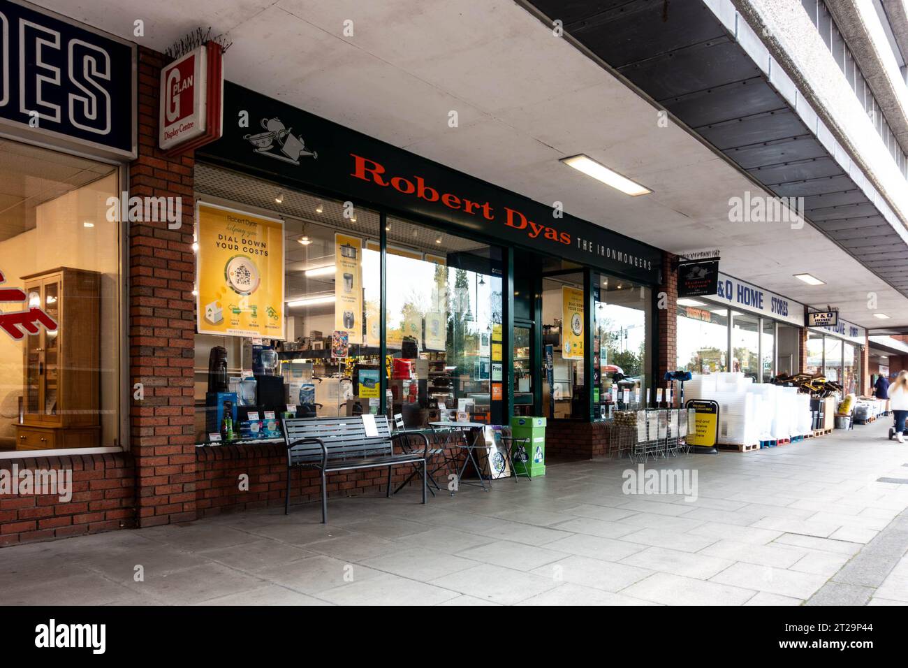 Ein Blick auf den Robert Dyas Store auf Friends Walk in Staines-upon-Thames, Surrey, Großbritannien Stockfoto
