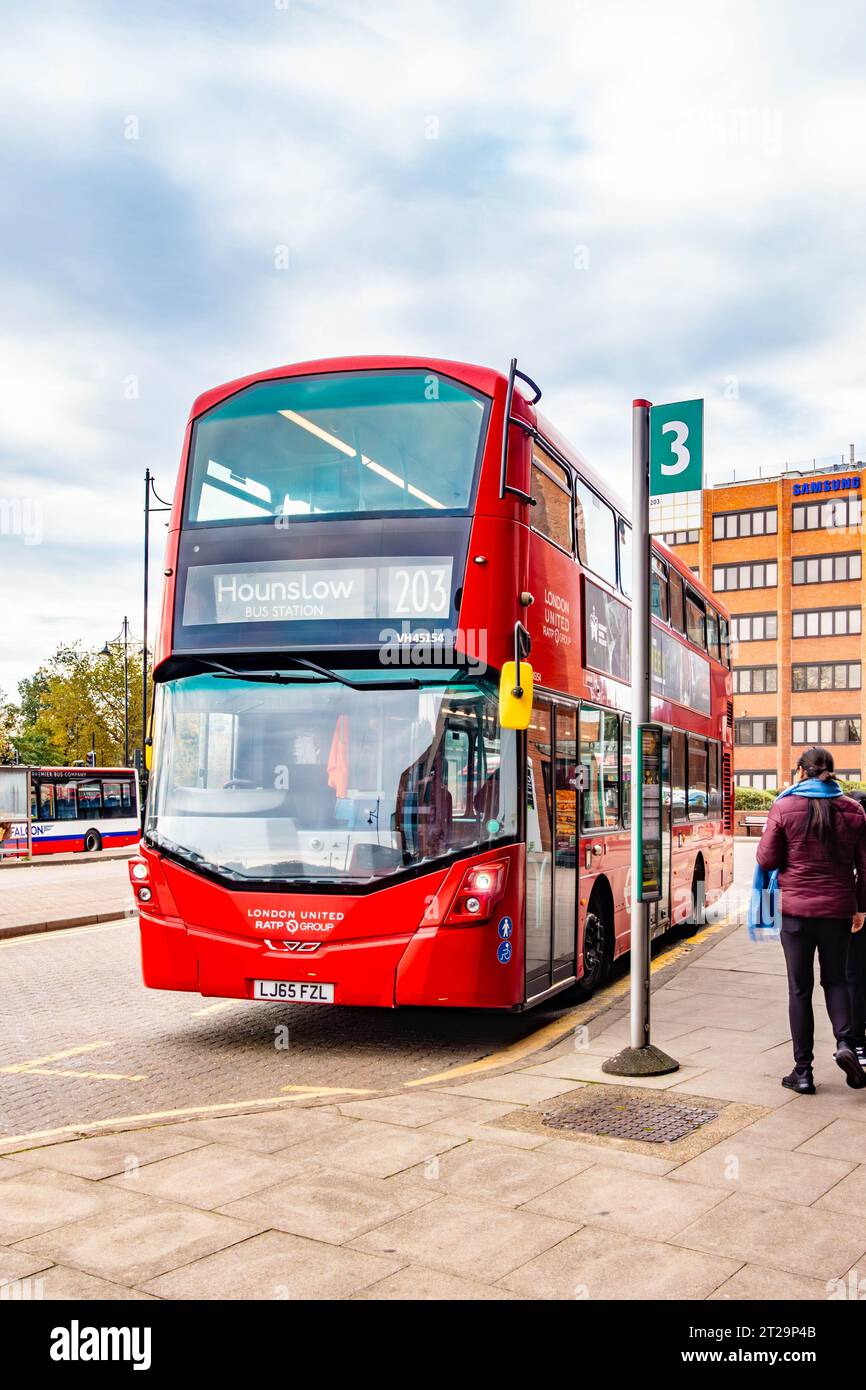 Ein roter Bus wartet auf die Abfahrt von der Bushaltestelle Staines-upon-Thames in Surrey, Großbritannien Stockfoto