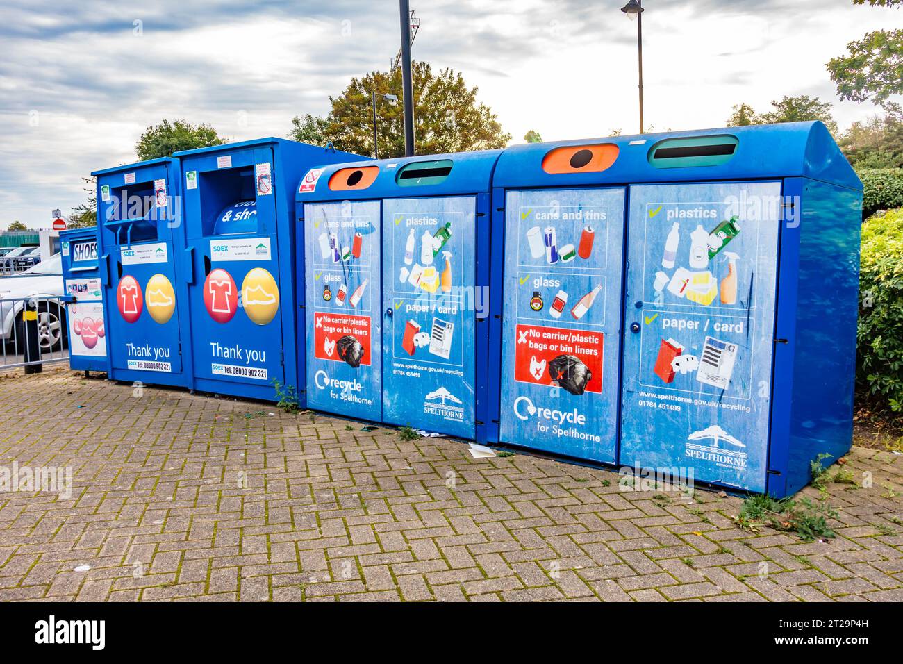 Ein Recyclingzentrum mit Recyclingbehältern im Elmsleigh Surface Car Park, Staines-upon-Thames, Spelthorne, Surrey, Großbritannien Stockfoto