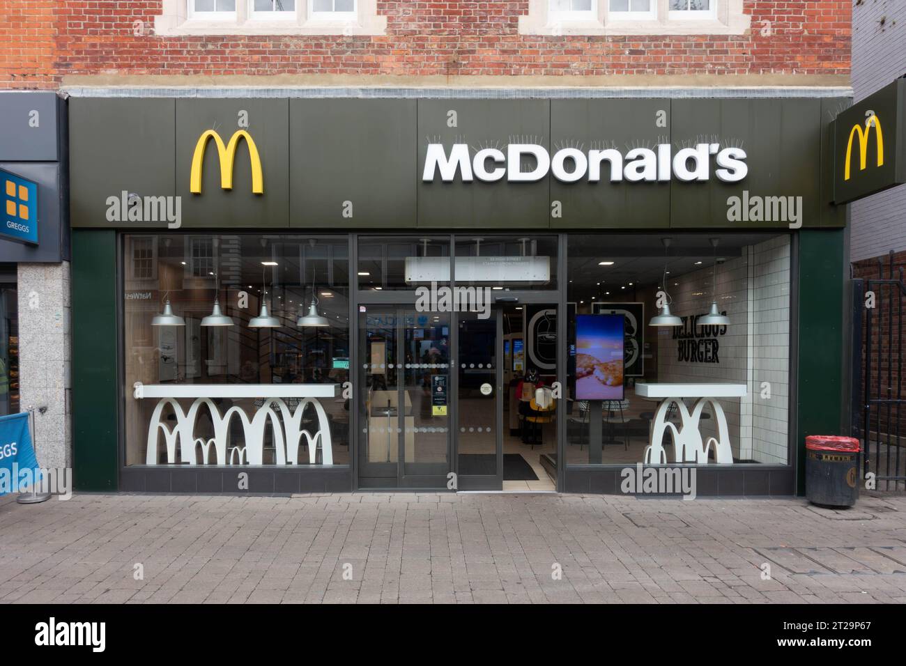 Das McDonald's Fast-Food-Restaurant an der High Street in Staines-upon-Thames in Surrey, Großbritannien Stockfoto