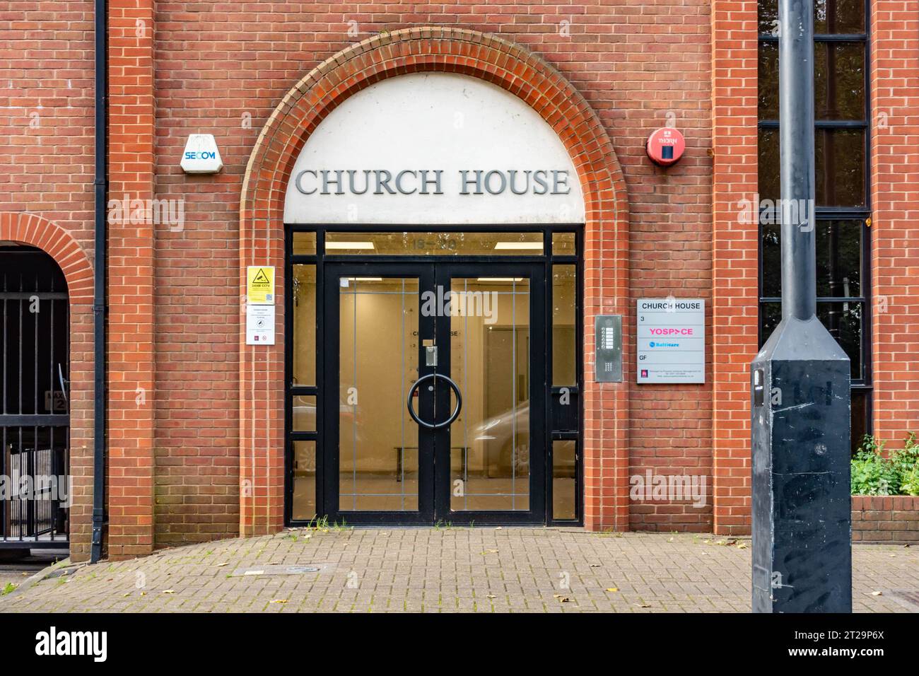 Eintritt zum Church House, gemeinsamer Bürobereich in Staines-upon-Thames in Surrey, Großbritannien Stockfoto