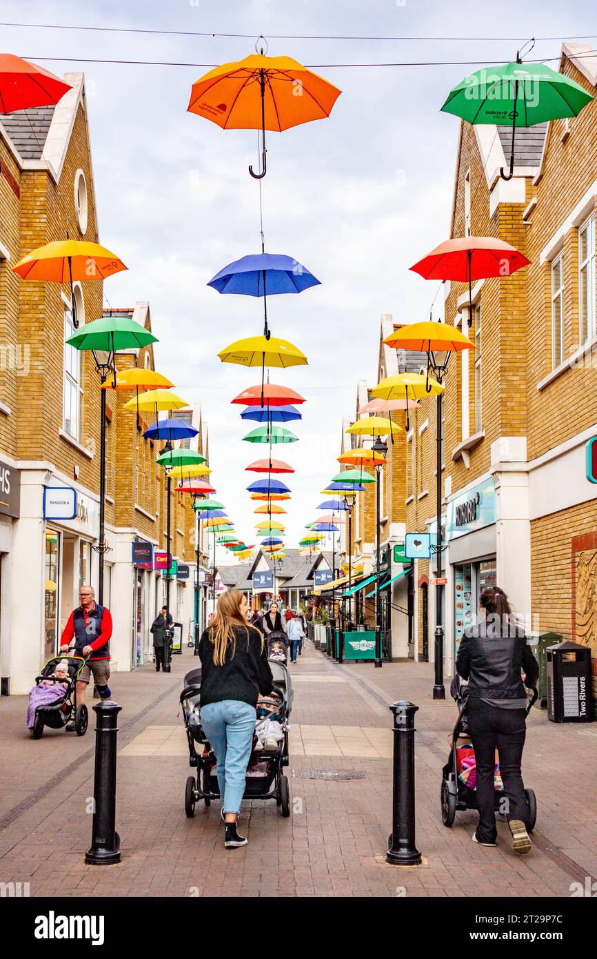 Farbenfrohe, dekorative Regenschirme hängen über der Norris Road in Staines-upon-Thames in Surrey, Großbritannien Stockfoto