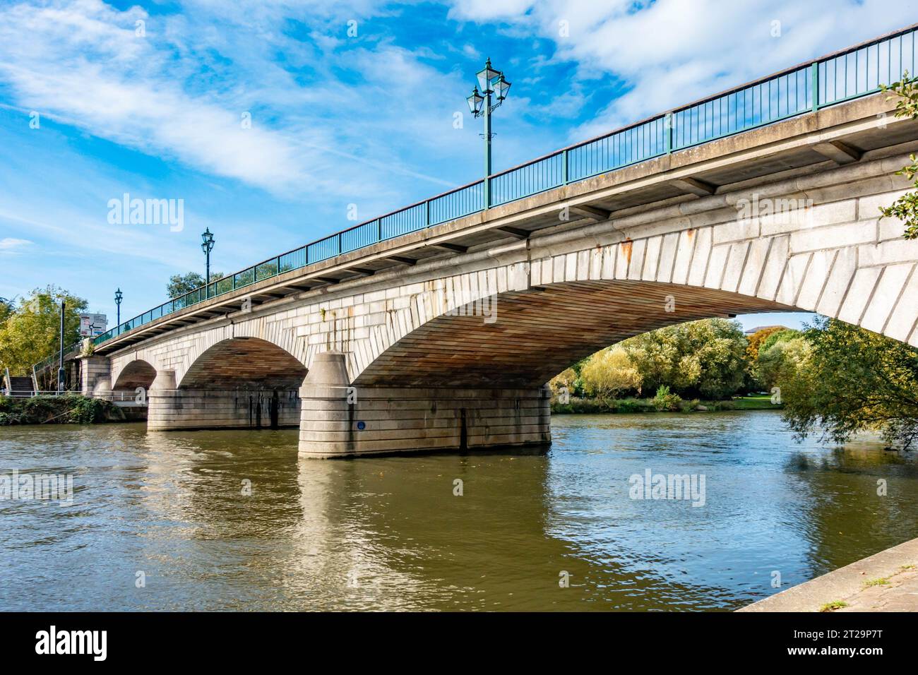 Die Staines Bridge ist eine Straßenbrücke, die die Themse bei Staines-upon-Thames überspannt. Hier vor blauem Himmel zu sehen Stockfoto