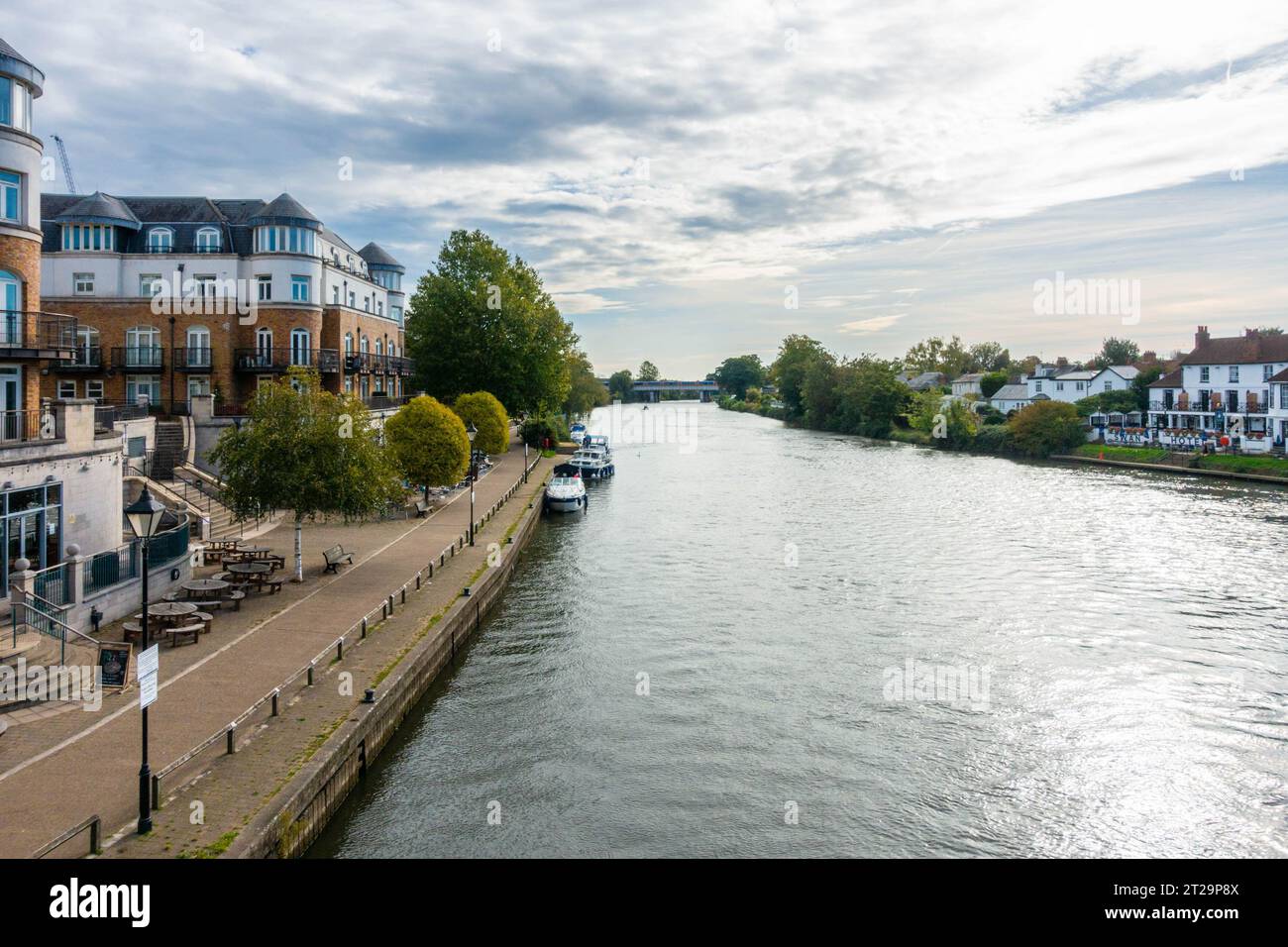Ein Blick auf die Themse von der Staines Bridge in Staines-upon-Thames in Surrey, Großbritannien. Stockfoto