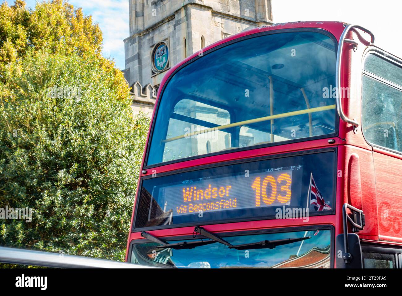 Nahaufnahme des Oberdecks eines roten Doppeldeckerbusses mit dem Bus Nummer 103 nach Windsor über Beaconsfield. Stockfoto