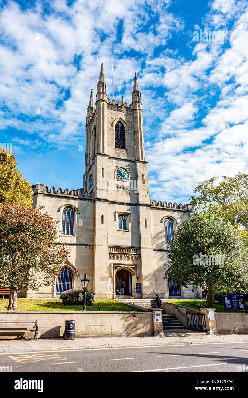 Ein Blick auf die Windsor Parish Church of St John the Baptist in Windsor, Großbritannien mit blauem Himmel an einem Herbsttag. Stockfoto